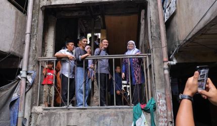 Wali Kota Ratu Dewa mendampingi Direktur Jenderal Perumahan Perkotaan Kementerian PKP RI, Sri Haryati, meninjau rumah susun [rusun] Ilir Barat Palembang pada Minggu 25 Oktober 2026.