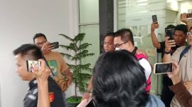 Kedua tersangka berinisial IS, selaku Kuasa Pengguna Anggaran [KPA]/Pejabat Pembuat Komitmen [PPK], dan D, Direktur PT Amanda Tiga Mandiri yang bertindak sebagai penyedia. Keduanya langsung ditahan di Rutan Kelas I A Pakjo Palembang selama 20 hari, terhitung sejak 27 Oktober hingga 15 November 2026.