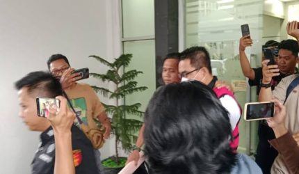 Kedua tersangka berinisial IS, selaku Kuasa Pengguna Anggaran [KPA]/Pejabat Pembuat Komitmen [PPK], dan D, Direktur PT Amanda Tiga Mandiri yang bertindak sebagai penyedia. Keduanya langsung ditahan di Rutan Kelas I A Pakjo Palembang selama 20 hari, terhitung sejak 27 Oktober hingga 15 November 2026.