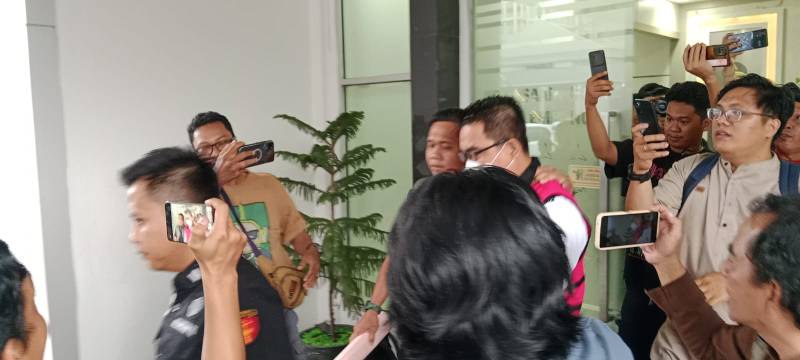 Kedua tersangka berinisial IS, selaku Kuasa Pengguna Anggaran [KPA]/Pejabat Pembuat Komitmen [PPK], dan D, Direktur PT Amanda Tiga Mandiri yang bertindak sebagai penyedia. Keduanya langsung ditahan di Rutan Kelas I A Pakjo Palembang selama 20 hari, terhitung sejak 27 Oktober hingga 15 November 2026.