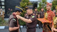 Kepala Kejaksaan Tinggi Sumatera Selatan, Nurcahyo JM SH MH turun langsung mengevaluasi kinerja jajaran Kejaksaan Negeri Ogan Komering Ulu Timur [OKU Timur], Selasa 27 Oktober 2026.