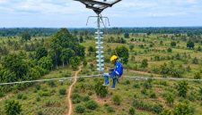 Petugas PLN saat melakukan pemeliharaan kelistrikan pada Saluran Udara Tegangan Tinggi [SUTT] 150 kilovolt [kV] Sarolangun-Muara Rupit untuk meningkatkan keandalan pasokan listrik bagi masyarakat.