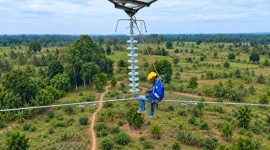 Petugas PLN saat melakukan pemeliharaan kelistrikan pada Saluran Udara Tegangan Tinggi [SUTT] 150 kilovolt [kV] Sarolangun-Muara Rupit untuk meningkatkan keandalan pasokan listrik bagi masyarakat.