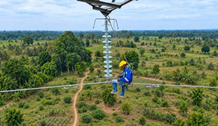 Petugas PLN saat melakukan pemeliharaan kelistrikan pada Saluran Udara Tegangan Tinggi [SUTT] 150 kilovolt [kV] Sarolangun-Muara Rupit untuk meningkatkan keandalan pasokan listrik bagi masyarakat.