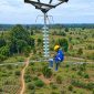 Petugas PLN saat melakukan pemeliharaan kelistrikan pada Saluran Udara Tegangan Tinggi [SUTT] 150 kilovolt [kV] Sarolangun-Muara Rupit untuk meningkatkan keandalan pasokan listrik bagi masyarakat.