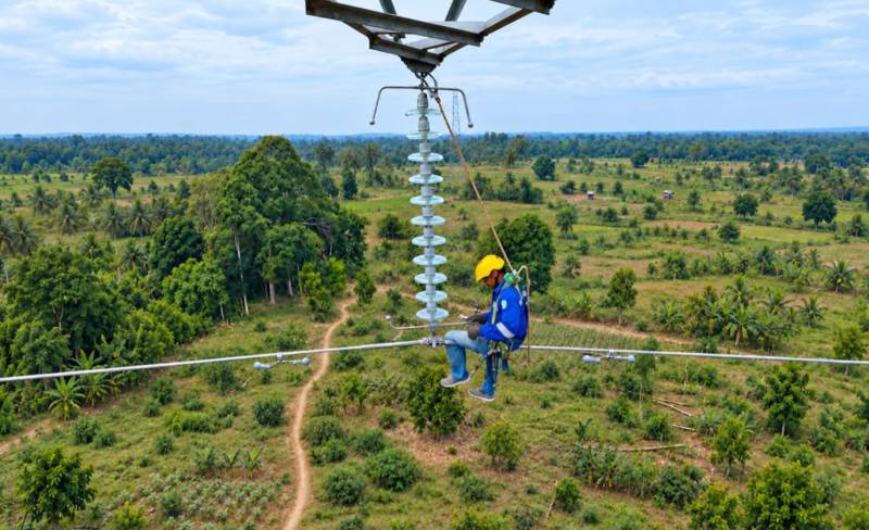 Petugas PLN saat melakukan pemeliharaan kelistrikan pada Saluran Udara Tegangan Tinggi [SUTT] 150 kilovolt [kV] Sarolangun-Muara Rupit untuk meningkatkan keandalan pasokan listrik bagi masyarakat.