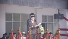 Wali Kota Palembang Ratu Dewa Ratu saat memimpin upacara peringatan Hari Sumpah Pemuda ke-98 Tahun 2026 di lapangan belakang Sekretariat Pemerintah Kota Palembang, Rabu 28 Oktober 2026.
