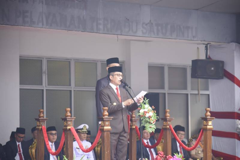 Wali Kota Palembang Ratu Dewa Ratu saat memimpin upacara peringatan Hari Sumpah Pemuda ke-98 Tahun 2026 di lapangan belakang Sekretariat Pemerintah Kota Palembang, Rabu 28 Oktober 2026.