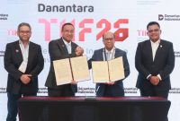Penandatanganan Nota Kesepahaman penyediaan tenaga listrik untuk kegiatan usaha Telkom Group antara PLN yang diwakili Direktur Utama PLN, Suroso Isnandar [kedua dari kanan] didampingi Direktur Retail dan Niaga PLN, M Fahrur Rozy [kanan] dengan Telkom Indonesia yang diwakili Direktur Utama Telkom Indonesia, Nanang Hendarno [kedua dari kiri] didampingi Direktur Strategic Business Development and Portofolio Telkom Indonesia, Seno Soemadji [kiri] di acara Danantara Technology Innovation Investment Forum [DTIIF] 2026, Selasa [27/10].