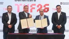 Penandatanganan Nota Kesepahaman penyediaan tenaga listrik untuk kegiatan usaha Telkom Group antara PLN yang diwakili Direktur Utama PLN, Suroso Isnandar [kedua dari kanan] didampingi Direktur Retail dan Niaga PLN, M Fahrur Rozy [kanan] dengan Telkom Indonesia yang diwakili Direktur Utama Telkom Indonesia, Nanang Hendarno [kedua dari kiri] didampingi Direktur Strategic Business Development and Portofolio Telkom Indonesia, Seno Soemadji [kiri] di acara Danantara Technology Innovation Investment Forum [DTIIF] 2026, Selasa [27/10].