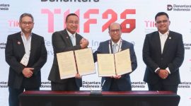 Penandatanganan Nota Kesepahaman penyediaan tenaga listrik untuk kegiatan usaha Telkom Group antara PLN yang diwakili Direktur Utama PLN, Suroso Isnandar [kedua dari kanan] didampingi Direktur Retail dan Niaga PLN, M Fahrur Rozy [kanan] dengan Telkom Indonesia yang diwakili Direktur Utama Telkom Indonesia, Nanang Hendarno [kedua dari kiri] didampingi Direktur Strategic Business Development and Portofolio Telkom Indonesia, Seno Soemadji [kiri] di acara Danantara Technology Innovation Investment Forum [DTIIF] 2026, Selasa [27/10].