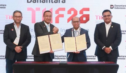 Penandatanganan Nota Kesepahaman penyediaan tenaga listrik untuk kegiatan usaha Telkom Group antara PLN yang diwakili Direktur Utama PLN, Suroso Isnandar [kedua dari kanan] didampingi Direktur Retail dan Niaga PLN, M Fahrur Rozy [kanan] dengan Telkom Indonesia yang diwakili Direktur Utama Telkom Indonesia, Nanang Hendarno [kedua dari kiri] didampingi Direktur Strategic Business Development and Portofolio Telkom Indonesia, Seno Soemadji [kiri] di acara Danantara Technology Innovation Investment Forum [DTIIF] 2026, Selasa [27/10].