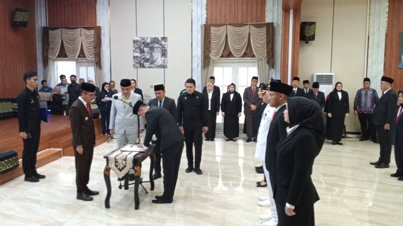 Wali Kota Palembang Ratu Dewa merombak jajaran pejabat tinggi pratama, administrator, hingga fungsional. Pelantikan digelar Jumat, 3 Oktober 2026, berdasarkan Keputusan Wali Kota Nomor 2816 dan 2821/165/2026.
