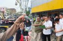 ratusan massa Masyarakat Cinde Bersatu [MCB] menggelar aksi demonstrasi di Kantor Badan Pertanahan Nasional [BPN] Kota Palembang untuk mempertanyakan legalitas lahan yang digunakan sebagai dasar penutupan jalan pada Senin 20 Oktober 2026.