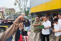 ratusan massa Masyarakat Cinde Bersatu [MCB] menggelar aksi demonstrasi di Kantor Badan Pertanahan Nasional [BPN] Kota Palembang untuk mempertanyakan legalitas lahan yang digunakan sebagai dasar penutupan jalan pada Senin 20 Oktober 2026.