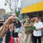 ratusan massa Masyarakat Cinde Bersatu [MCB] menggelar aksi demonstrasi di Kantor Badan Pertanahan Nasional [BPN] Kota Palembang untuk mempertanyakan legalitas lahan yang digunakan sebagai dasar penutupan jalan pada Senin 20 Oktober 2026.