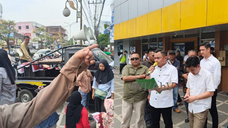 ratusan massa Masyarakat Cinde Bersatu [MCB] menggelar aksi demonstrasi di Kantor Badan Pertanahan Nasional [BPN] Kota Palembang untuk mempertanyakan legalitas lahan yang digunakan sebagai dasar penutupan jalan pada Senin 20 Oktober 2026.