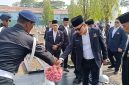 Sekretaris DPW NasDem Sumsel, H Nopianto [HNP] menabur bunga di TMP Ksatria Ksetra Siguntang pada Sabtu 31 Oktober 2026.