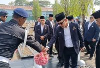 Sekretaris DPW NasDem Sumsel, H Nopianto [HNP] menabur bunga di TMP Ksatria Ksetra Siguntang pada Sabtu 31 Oktober 2026.