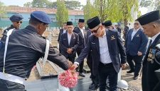 Sekretaris DPW NasDem Sumsel, H Nopianto [HNP] menabur bunga di TMP Ksatria Ksetra Siguntang pada Sabtu 31 Oktober 2026.