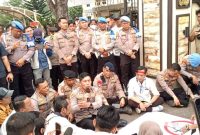 Kapolda Irjen Pol Rony Samtana di hadapan lebih dari ratusan peserta aksi solidaritas pers yang tergabung dalam Koalisi Pers Sumsel di gerbang Mapolda Sumsel, Kamis 15 Oktober 2026.