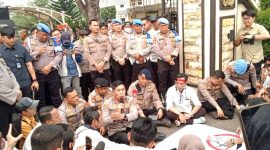 Kapolda Irjen Pol Rony Samtana di hadapan lebih dari ratusan peserta aksi solidaritas pers yang tergabung dalam Koalisi Pers Sumsel di gerbang Mapolda Sumsel, Kamis 15 Oktober 2026.