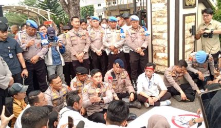 Kapolda Irjen Pol Rony Samtana di hadapan lebih dari ratusan peserta aksi solidaritas pers yang tergabung dalam Koalisi Pers Sumsel di gerbang Mapolda Sumsel, Kamis 15 Oktober 2026.