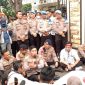 Kapolda Irjen Pol Rony Samtana di hadapan lebih dari ratusan peserta aksi solidaritas pers yang tergabung dalam Koalisi Pers Sumsel di gerbang Mapolda Sumsel, Kamis 15 Oktober 2026.