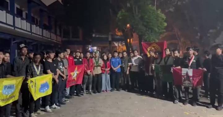 Aliansi Cipayung Plus Kota Palembang mengecam keras dugaan aksi kekerasan, intimidasi, persekusi, hingga pembubaran paksa terhadap massa aksi mahasiswa di depan Markas Polda Sumatera Selatan, Selasa 13 Oktober 2026.
