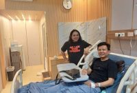 Anggota DPRD Kota Palembang dari Fraksi PDIP Andreas Okdi Priantoro saat menjenguk para korban di RS Bhayangkara Moh Hasan Palembang, Rabu 14 Oktober 2026.