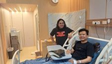 Anggota DPRD Kota Palembang dari Fraksi PDIP Andreas Okdi Priantoro saat menjenguk para korban di RS Bhayangkara Moh Hasan Palembang, Rabu 14 Oktober 2026.