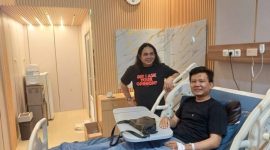 Anggota DPRD Kota Palembang dari Fraksi PDIP Andreas Okdi Priantoro saat menjenguk para korban di RS Bhayangkara Moh Hasan Palembang, Rabu 14 Oktober 2026.