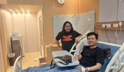 Anggota DPRD Kota Palembang dari Fraksi PDIP Andreas Okdi Priantoro saat menjenguk para korban di RS Bhayangkara Moh Hasan Palembang, Rabu 14 Oktober 2026.