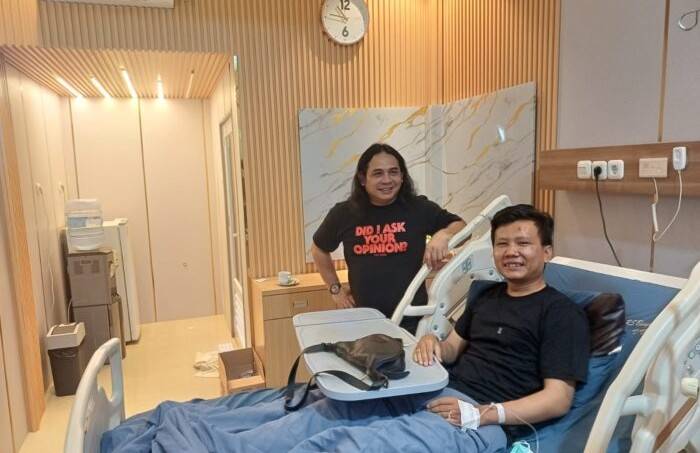 Anggota DPRD Kota Palembang dari Fraksi PDIP Andreas Okdi Priantoro saat menjenguk para korban di RS Bhayangkara Moh Hasan Palembang, Rabu 14 Oktober 2026.
