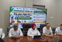 Kepala Bapenda Palembang Jamiah Haryanti didampingi Kepala Kominfo Kemas Haikal bersama jajaran Bapenda memberikan keterangan pers di Kantor Bapenda Palembang pada Rabu 28 Oktober 2026.