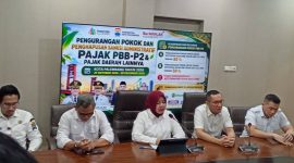 Kepala Bapenda Palembang Jamiah Haryanti didampingi Kepala Kominfo Kemas Haikal bersama jajaran Bapenda memberikan keterangan pers di Kantor Bapenda Palembang pada Rabu 28 Oktober 2026.