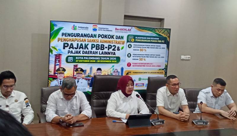 Kepala Bapenda Palembang Jamiah Haryanti didampingi Kepala Kominfo Kemas Haikal bersama jajaran Bapenda memberikan keterangan pers di Kantor Bapenda Palembang pada Rabu 28 Oktober 2026.